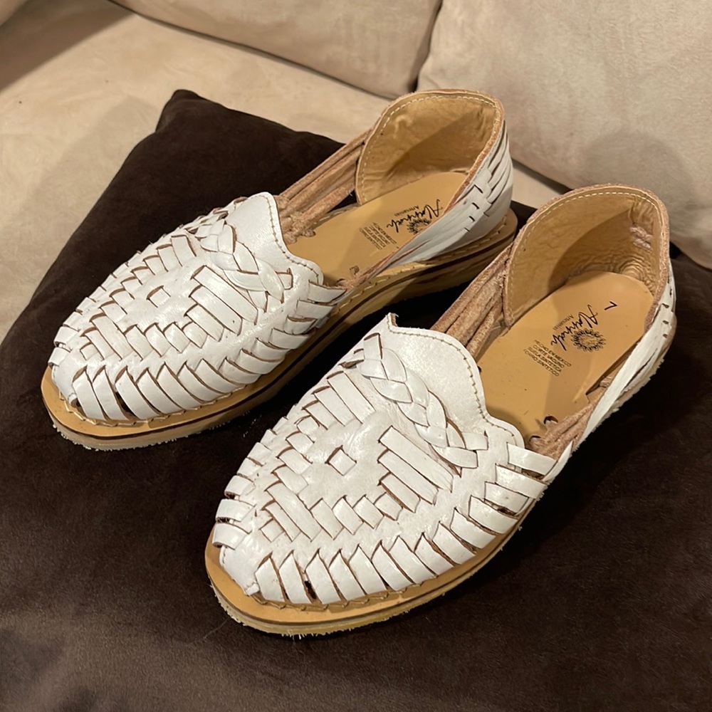 Brand New Huaraches Handmade in Mexico.  Size 7.  Color: White